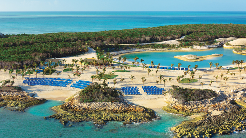 Ilhas particulares: vista aérea da Great Stirrup Cay, com trechos de praia e a lagoa interna da ilha