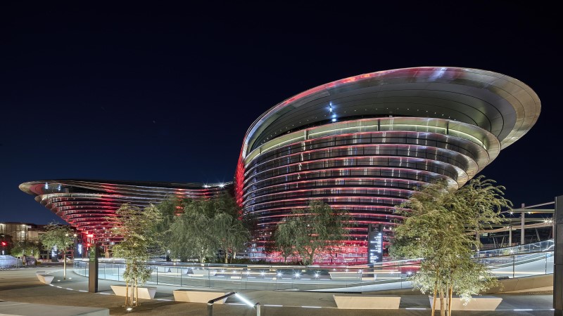 Alif, o Pavilhão da Mobilidade na Expo 2020 Dubai, estrutura formada por vários anéis iluminados, com o formato semelhante ao símbolo do infinito