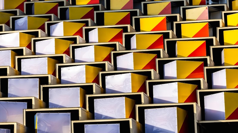 Fachada do pavilhão da Coreia na Expo 2020 Dubai, formada por fileiras de cubos coloridos que rotacionam