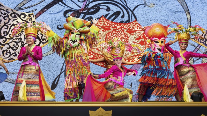 Espetáculo de dança tailandesa na Expo Dubai, com dançarinas em vestes típicas coloridas