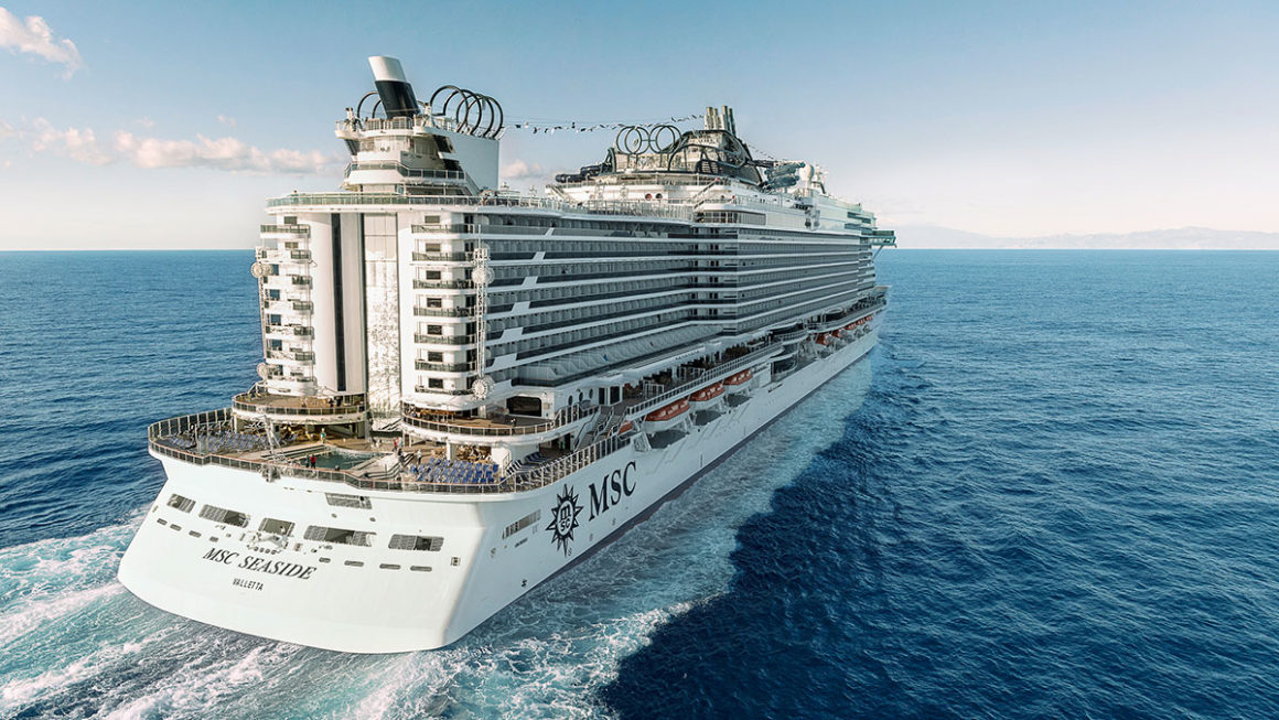 Vista aérea do MSC Seaside no mar