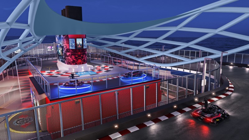 Pista de corrida do Norwegian Prima sendo percorrida por um carro de kart, tendo como vista lateral o bar Prima Speedway, localizado no piso abaixo.