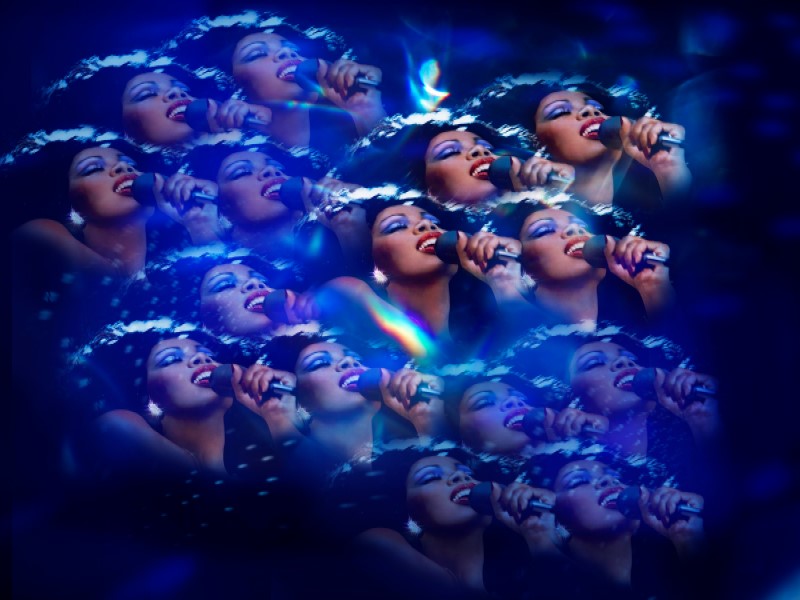 Cartaz do musical Donna Summer, com várias imagens repetidas do rosto da cantora segurando um microfone e cantando.