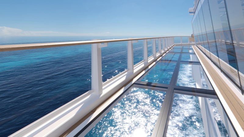 Norwegian Prima: Calçada envidraçada na lateral do navio, permite vista para o mar abaixo.