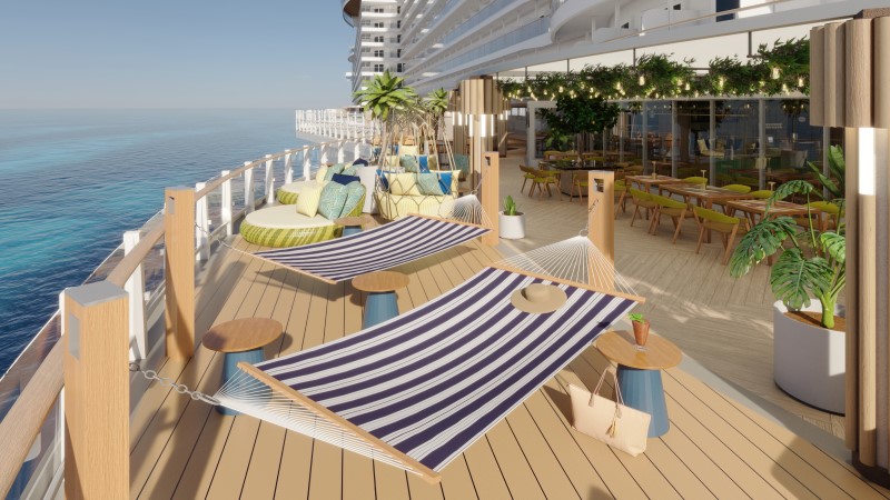 Norwegian Prima: Deck do navio com redes listradas de azul e branco e plantas, com vista para o mar