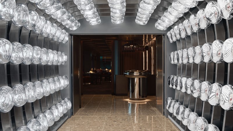 Túnel de luzes espelhadas, na entrada de um restaurante do Scarlet Lady, novo navio da Virgin Voyages