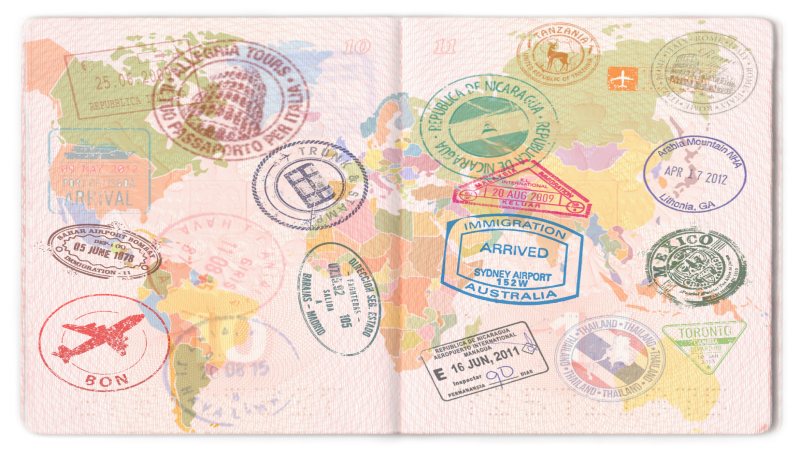 Passaporte com carimbos de viagem de férias, preparação para um cruzeiro de navio