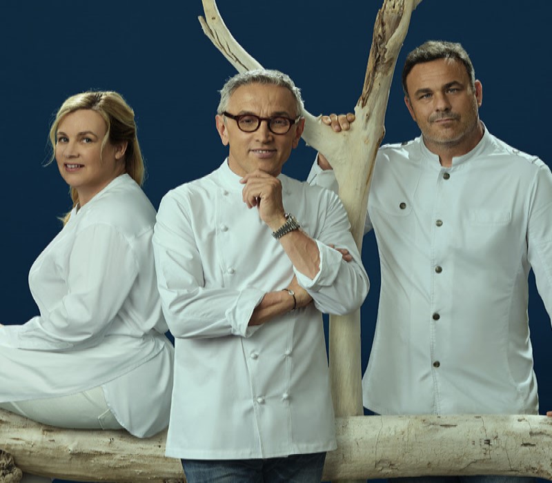 Os três chefs estrela Michelin que criam cardápio do Costa Diadema: Hélène Darroze, Bruno Barbieri e Ángel León - pousam para foto usando avental branco.