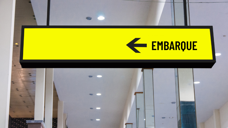 Para representar o protocolo de segurança da MSC, imagem de uma placa amarela de embarque, indicando com uma seta a área de embarque