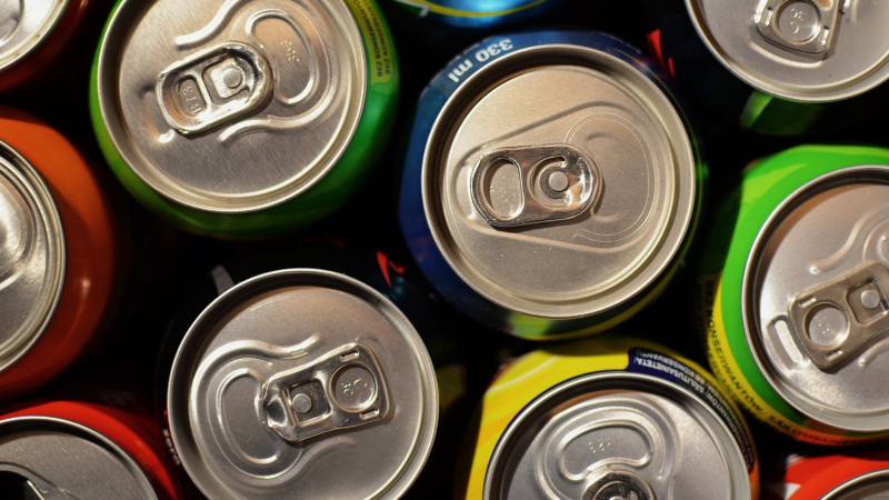 Imagem do topo de várias latas de refrigerante, para ilustrar a matéria sobre pacote de bebidas no navio de cruzeiros MSC Seaside