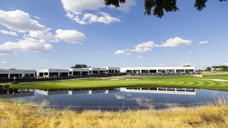 Lago, gramado e sede do campo de golfe Marco Simone, na Itália, que faz parte da nova experiência Cruise & Golf