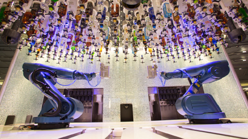 Drinks preparados por robôs no Bionic Bar, no navio Wonder of the Seas