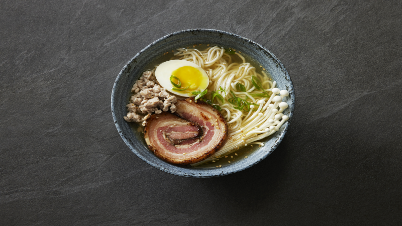 Prato de lamen, macarrão japones ensopado com ovo, verduras e bacon, servido a bordo dos navios NCL Prima Class
