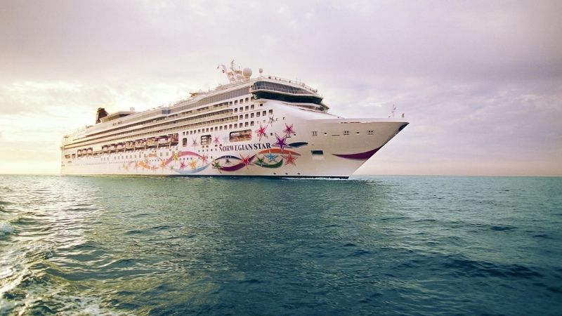 Navio Norwegian Star realiza travessia da Espanha para o Brasil
