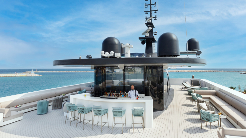 Bar no Sky Deck do iate Emerald Azzurra