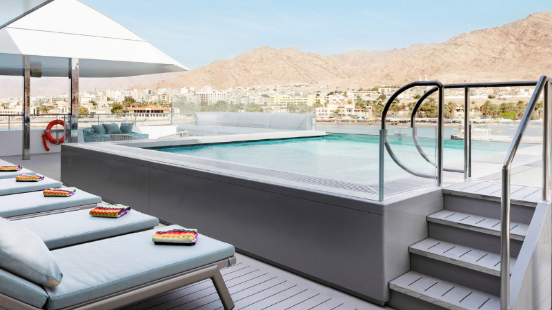 Deck exterior com piscina de borda infinita do iate Emerald Azzurra