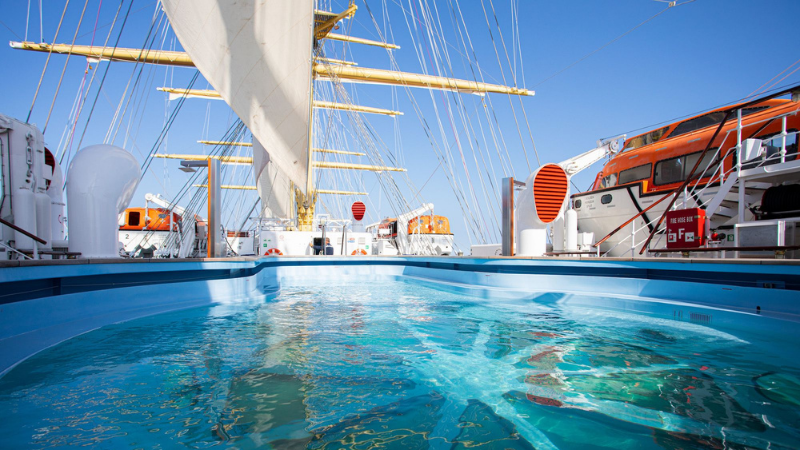 Golden Horizont, maior veleiro do mundo, com piscina no deck superior.