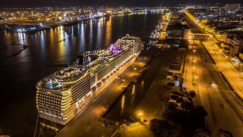 Navio de cruzeiro atracado no porto de Santos durante a noite
