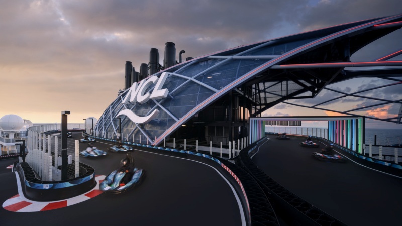 Norwegian Prima lançamento, com pista de kart de três andares.