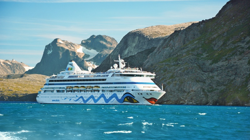 Navio AIDAaura no mar