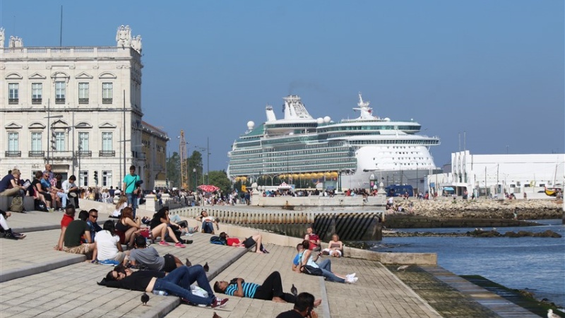 Navio ancorado no porto de Lisboa