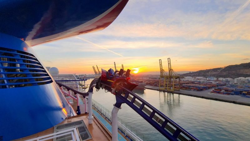 Montanha russa Bolt - Carnival