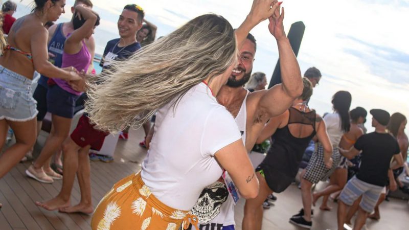 dançando a bordo