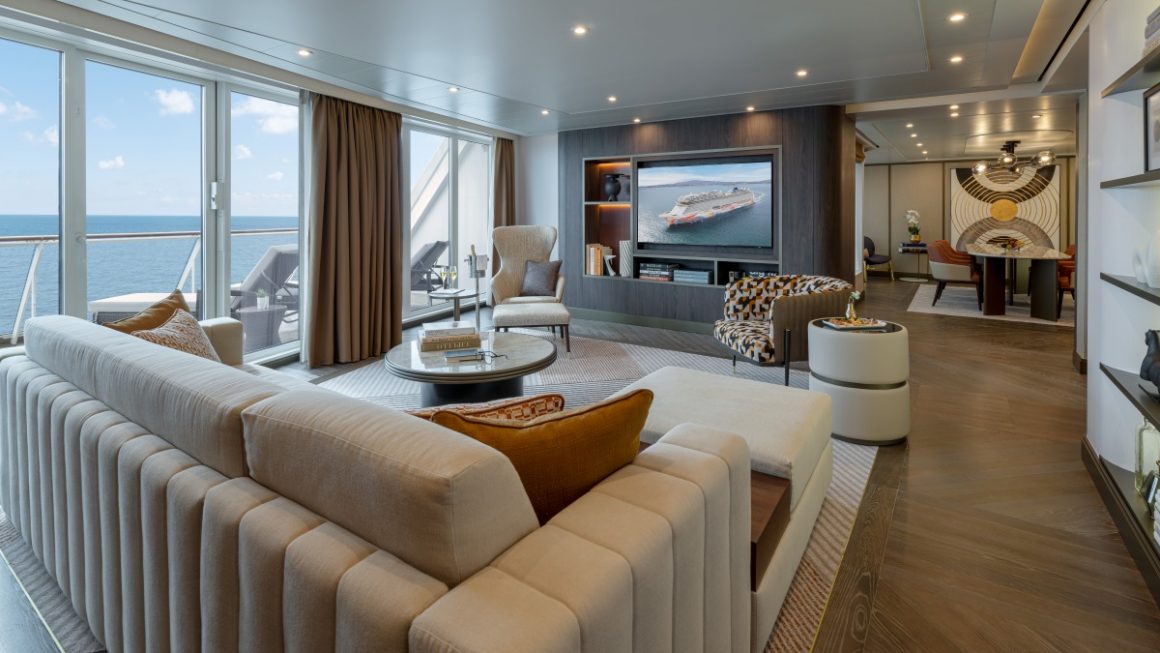 Living da Suíte Premier Owners, no Norwegian Joy