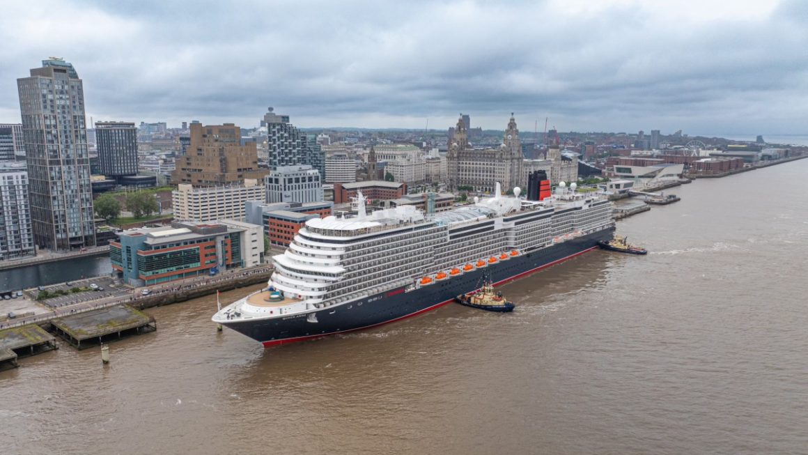 navio Queen Anne em Liverpool