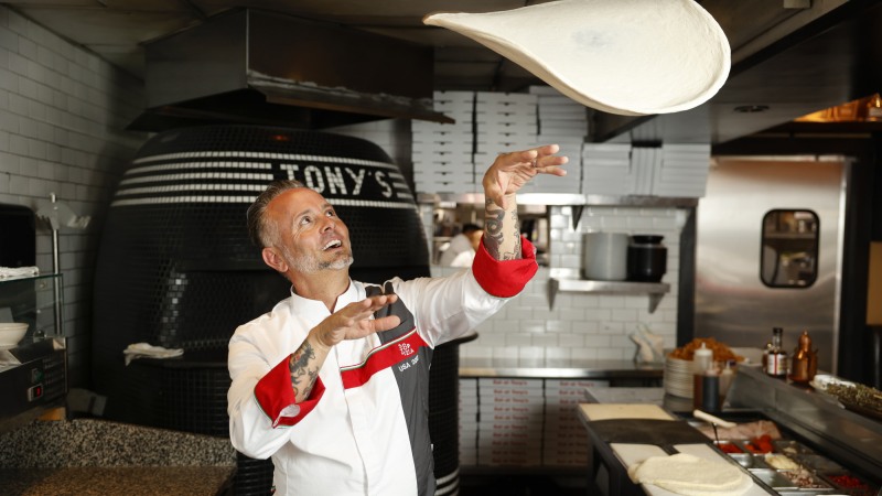 Chef Tony Gemignani gira uma massa de pizza no ar