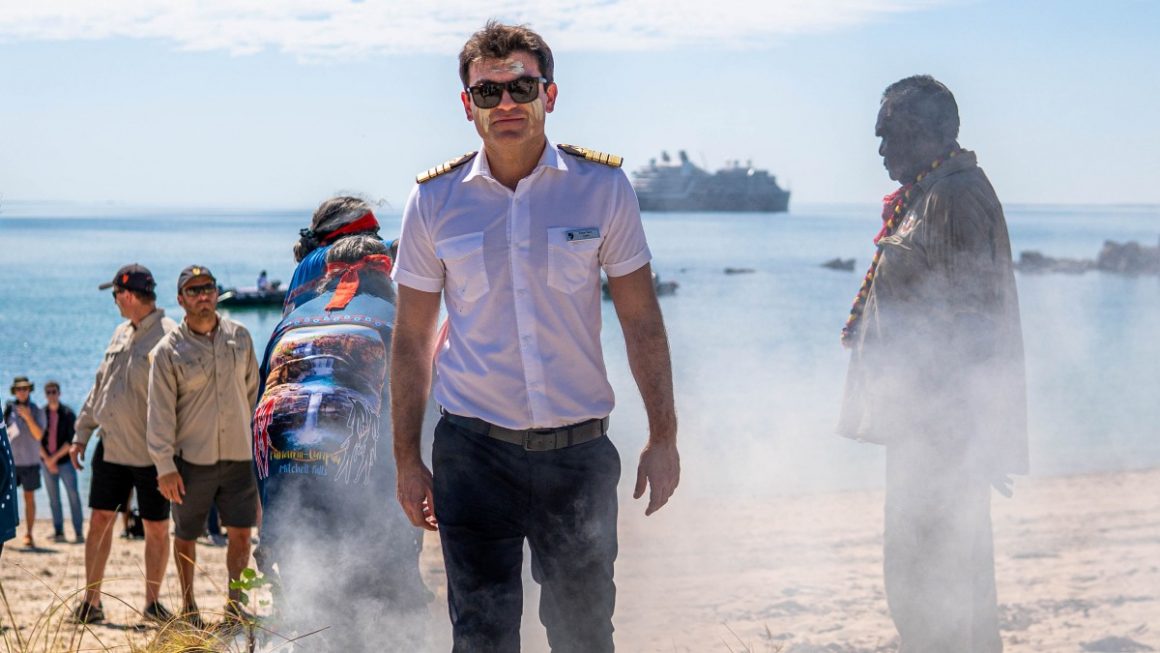 Capitão do Seabourn Pursuit, Ertan Vasvi, durante a cerimônia