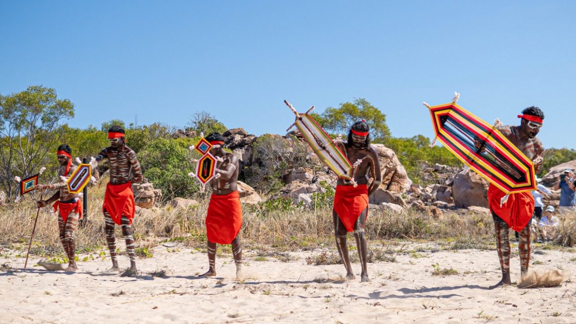 Povo Wunambal Gaambera com artefatos tribais