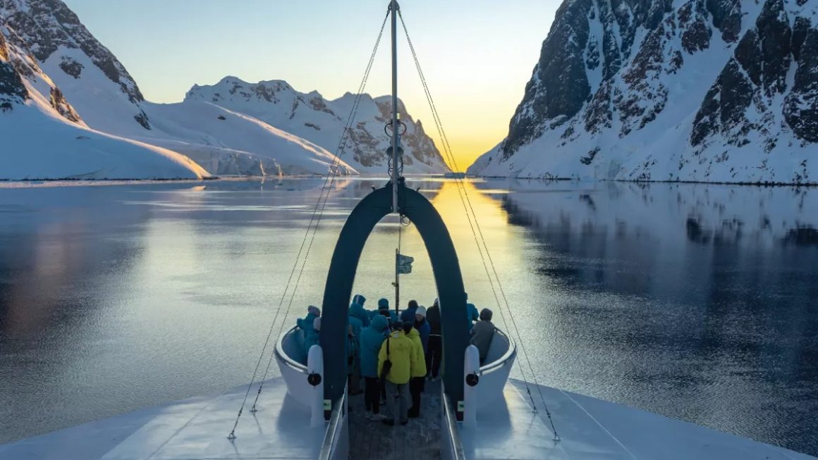 Navio SH Vega da swan hellenic em expedição pela Antártica