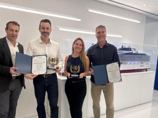 Entrega do troféu para MSC