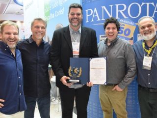Entrega troféu para melhores escalas do Brasil