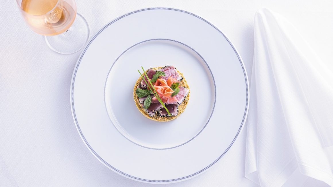 Culinária a bordo da Regent - Atum revestido com gergelim