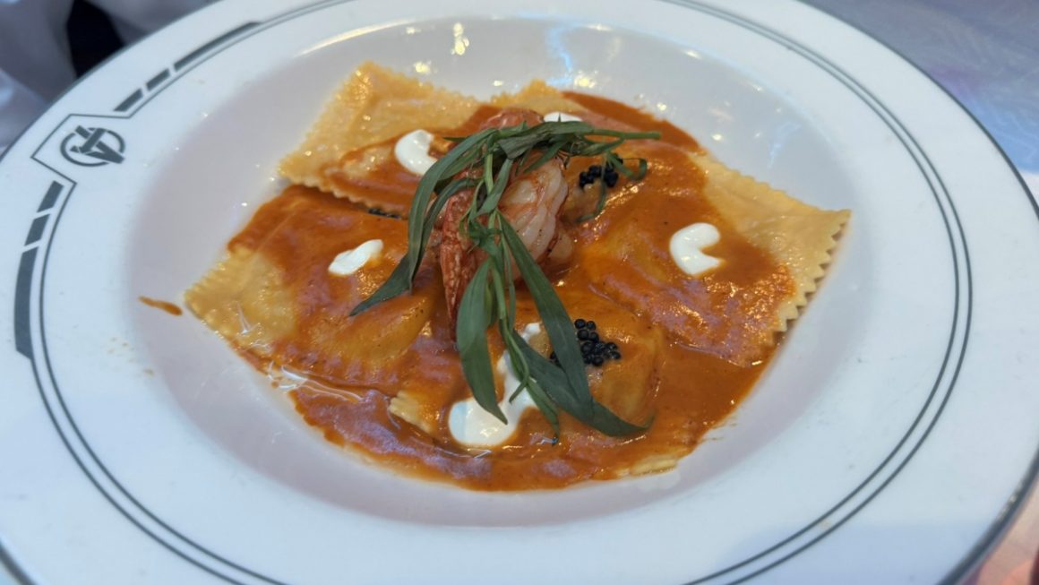 Ravioli de lagosta no menu de Ano Novo no Disney Wish