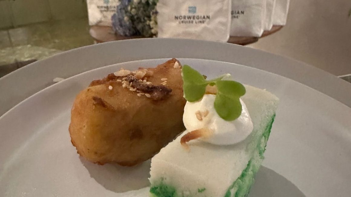 Fried Bananas "Gluay Kag" e Thay Steamed Coconut-Pandan Cake