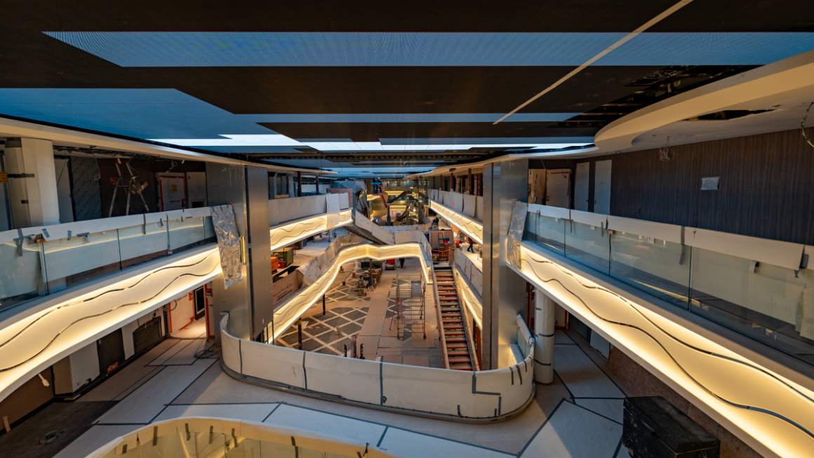 World Galleria, com 3 decks e repleta de boutiques, restaurantes e bares