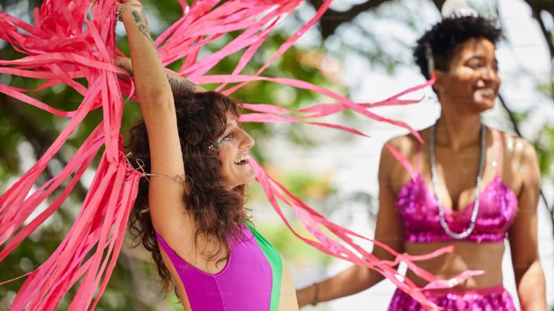 Mulheres curtindo folia de carnaval