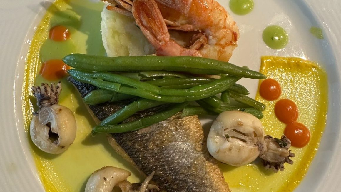 Filé de robalo grelhado com camarão servido com purê de batatas