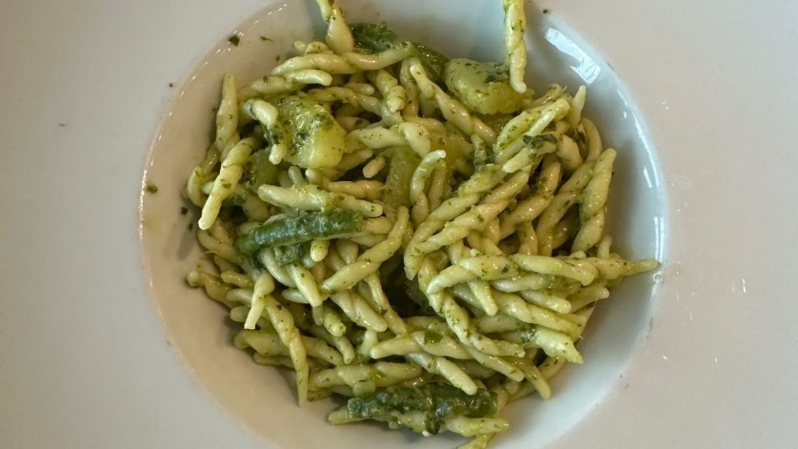 Macarrão com pesto zefferino, batata e vagem