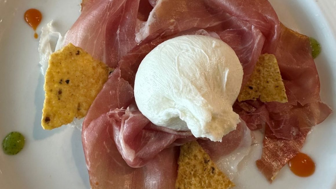 Mussarela de búfala com pesto e presunto de parma