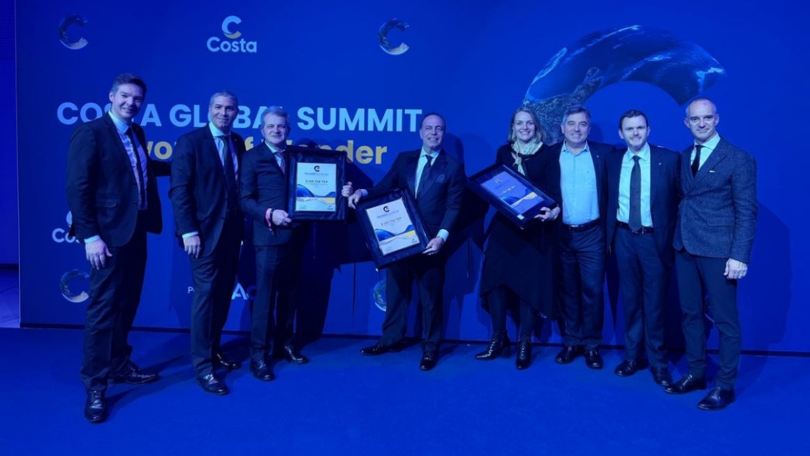 Time Costa premia as agências Over the Top Brasil: Alceu Figueiredo, da VCP; Orlando Palhares, da CVC e Juliana Polito, da Agaxtur.