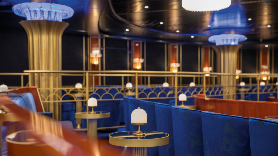 Interior de espaço de entretenimento do navio da Regent Seven Cruises