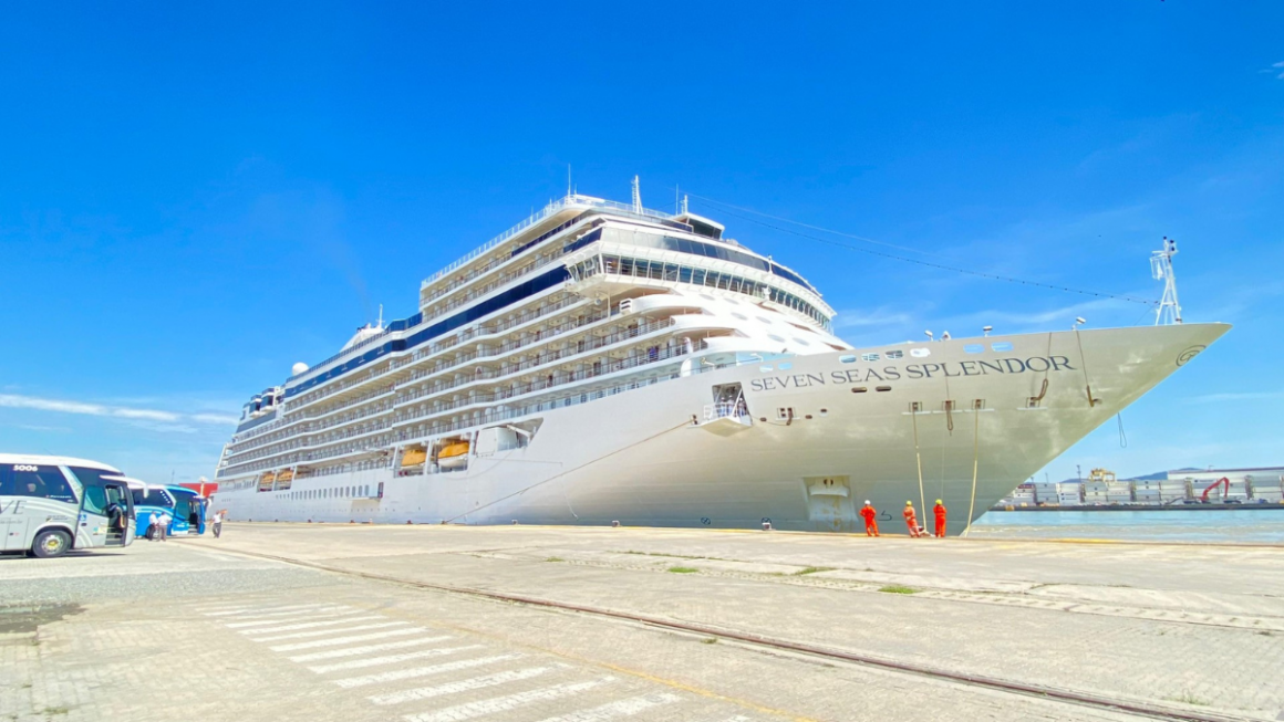 Navio Seven Seas Splendor no Porto de Itajaí
