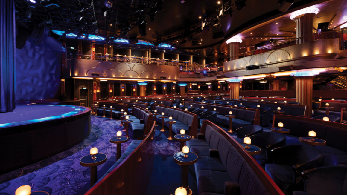 Interior do teatro do navio Sevent Seas