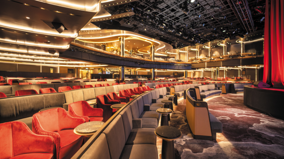 Interior do espaço para shows do navio Sevent Seas
