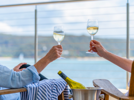 Casal bebendo em cruzeiro