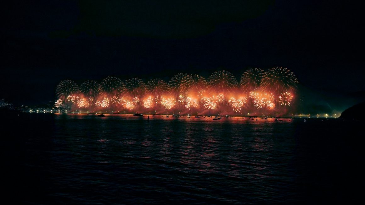 Queima de fogos na Praia de Copacabana - Rio de Janeiro